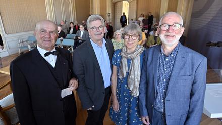 Reinhard König, Bernhard Fricke, Annette und Stephan Flade (v.l.) trugen sich am Dienstag ins Goldene Buch ein. 