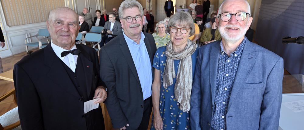 Reinhard König, Bernhard Fricke, Annette und Stephan Flade (v.l.) trugen sich am Dienstag ins Goldene Buch ein. 