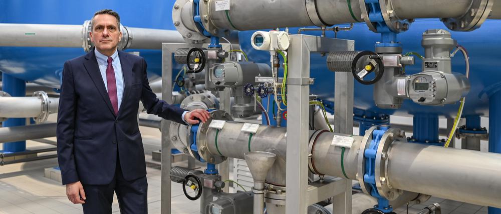 André Bähler, Verbandsvorsteher vom Wasserverband Strausberg-Erkner (WSE), steht im Wasserwerk Spitzmühle.