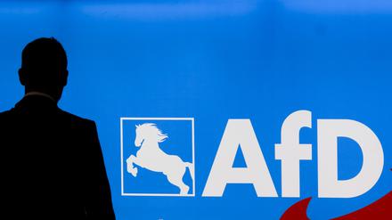 Delegierte und Besucher kommen zum Landesparteitag der AfD Niedersachsen in der Congress Union Celle. 