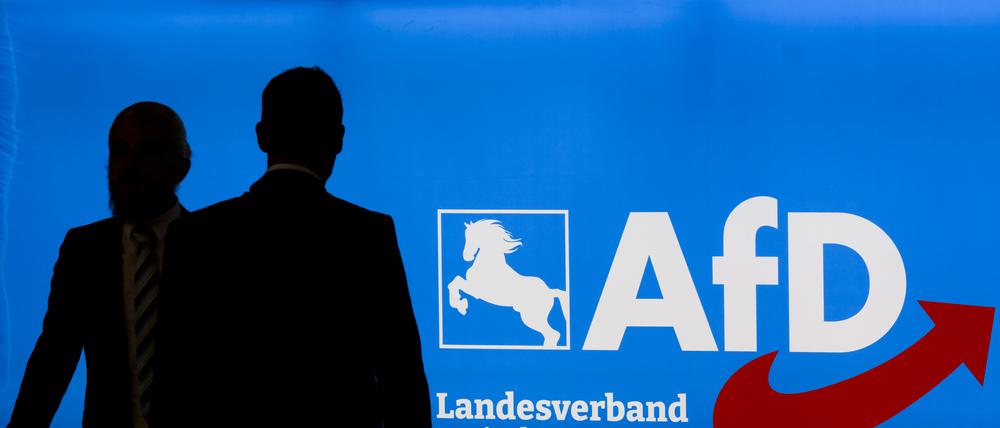 Delegierte und Besucher kommen zum Landesparteitag der AfD Niedersachsen in der Congress Union Celle.