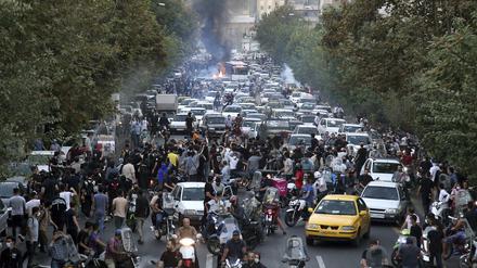 Ein Jahr nach den ersten Protesten nach dem Tod von Mahsa Amini werden im Iran auch Kulturschaffende weiter schikaniert und ins Gefängnis gesteckt. 