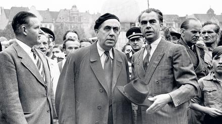 Willy Kressmann (3.v.l.), von 1949 bis 1962 Bezirksbürgermeister in Kreuzberg. (Links daneben Ernst Reuter).