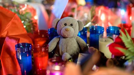 Ein Teddybär liegt am 18.08.2017 auf der Flaniermeile Las Ramblas in Barcelona (Spanien) zwischen Blumen und Kerzen. 