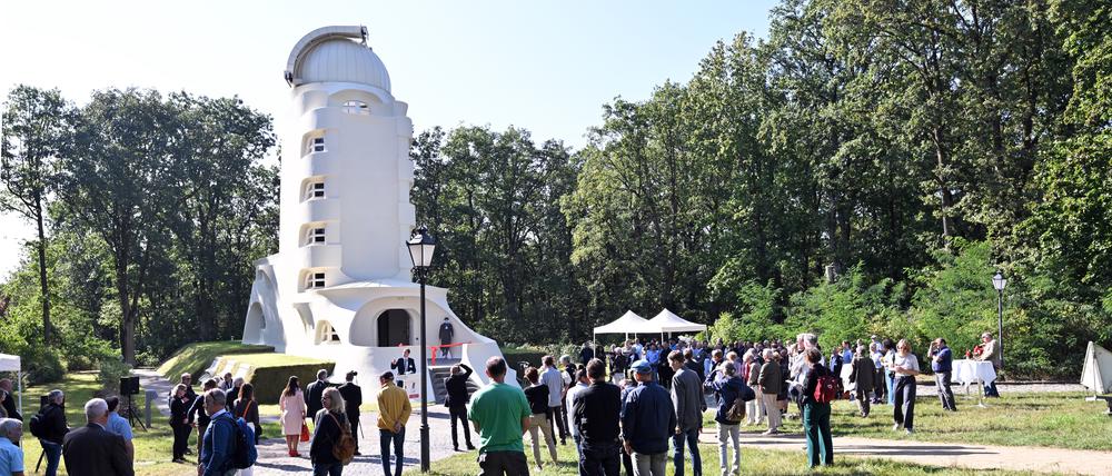 Rund 100 Menschen nahmen an der Wiedereröffnung des Einsteinturms teil, dessen Sanierung 1,25 Millionen Euro gekostet hatte.