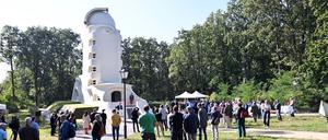Rund 100 Menschen nahmen an der Wiedereröffnung des Einsteinturms teil, dessen Sanierung 1,25 Millionen Euro gekostet hatte.