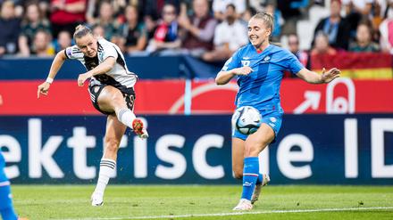 Klara Bühl (li.) brachte Deutschland mit ihrem Fernschuss in Führung. 