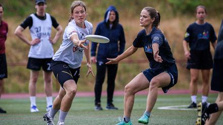 Rike Wagener (li.) richtet ihren Alltag viel nach Ultimate Frisbee aus. Beim Frisbee schätzt sie die willkommen heißende und wertschätzende Gemeinschaft.