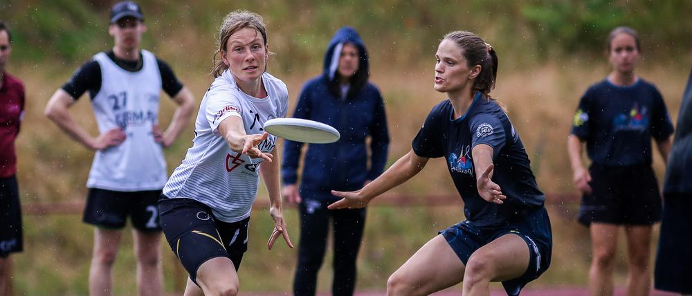 Rike Wagener (li.) richtet ihren Alltag viel nach Ultimate Frisbee aus. Beim Frisbee schätzt sie die willkommen heißende und wertschätzende Gemeinschaft.