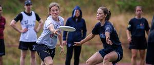 Rike Wagener (li.) richtet ihren Alltag viel nach Ultimate Frisbee aus. Beim Frisbee schätzt sie die willkommen heißende und wertschätzende Gemeinschaft.