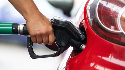 Eine Frau tankt in einer Tankstelle des Bundesverbands Freier Tankstellen und Unabhängiger Deutscher Mineralölhändler (BFT). 