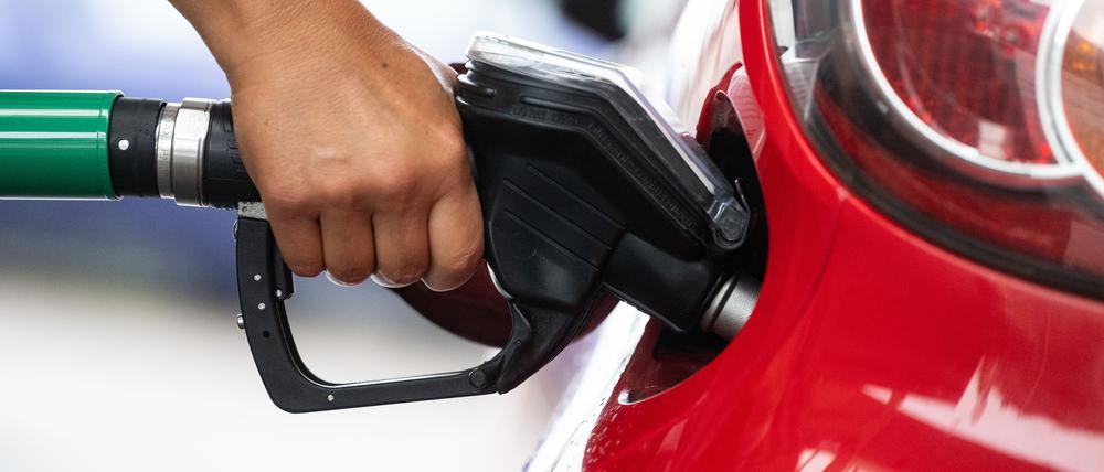 Eine Frau tankt in einer Tankstelle des Bundesverbands Freier Tankstellen und Unabhängiger Deutscher Mineralölhändler (BFT).