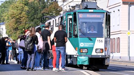 Menschen an der Haltestelle am Rathaus in der Friedrich-Ebert-Straße.