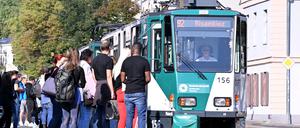 Menschen an der Haltestelle am Rathaus in der Friedrich-Ebert-Straße.