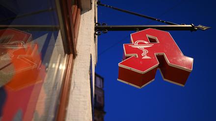 Das Apotheken-A ist am Morgen an einer Apotheke in der Neustadt zu sehen. 
