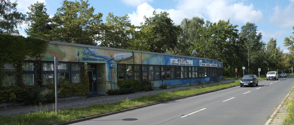 Heute bunt, früher West-Berliner Grenzhaus: die alte Zoll-Baracke an der vierspurigen Heerstraße.