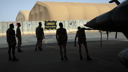 Zwei Monate nach dem Militärputsch im Niger hat Frankreich angekündigt, seinen Botschafter und seine Streitkräfte aus dem westafrikanischen Land abzuziehen.