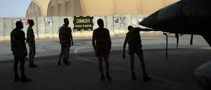 Zwei Monate nach dem Militärputsch im Niger hat Frankreich angekündigt, seinen Botschafter und seine Streitkräfte aus dem westafrikanischen Land abzuziehen.