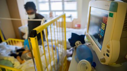 Kinderärztinnen und -ärzte rechnen im Winter mit ausgelasteten Krankenhausstationen.