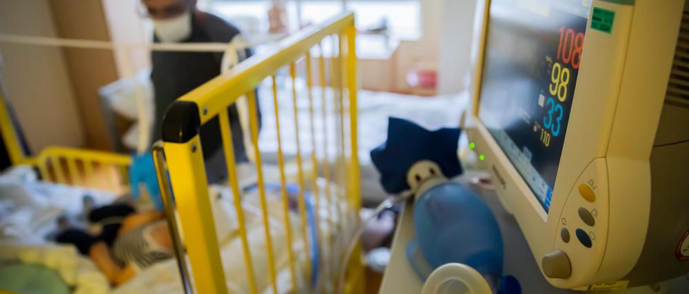Kinderärztinnen und -ärzte rechnen im Winter mit ausgelasteten Krankenhausstationen.