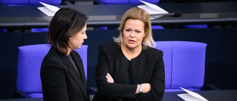 Außenministerin Baerbock (links) ist gegen die EU-Krisenverordnung. Die Entscheidung im Rat der EU-Innenminister liegt aber bei der deutschen Amtschefin Faeser.