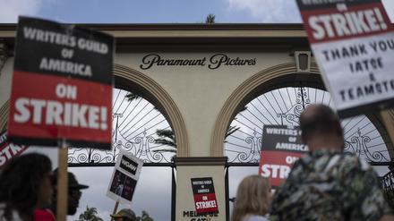 Demonstranten halten Schilder während einer Kundgebung vor dem Paramount Pictures Studio im September.