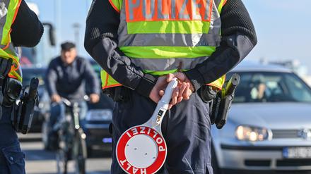 Beamte der Bundespolizei stehen bei der Einreise nach Deutschland am deutsch-polnischen Grenzübergang Stadtbrücke in Frankfurt (Oder). 