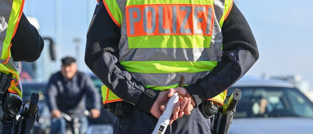 Beamte der Bundespolizei stehen bei der Einreise nach Deutschland am deutsch-polnischen Grenzübergang Stadtbrücke in Frankfurt (Oder).