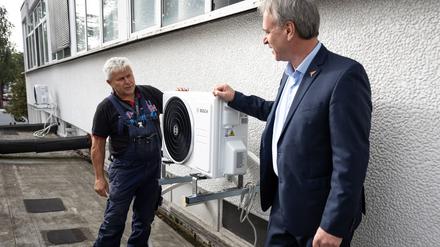 Thomas Haun, Inhaber der Firma „Haun Heizung & Sanitär GmbH“ bei einem Kundenbesuch im September 2023.