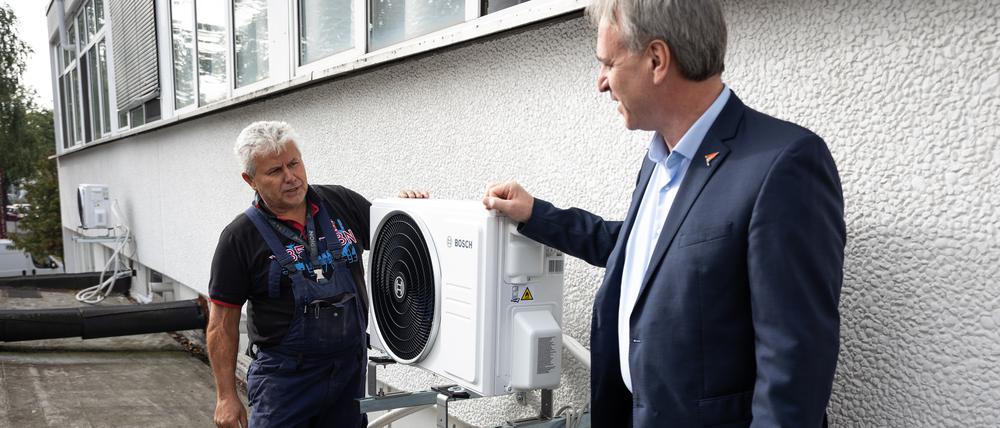 Thomas Haun, Inhaber der Firma „Haun Heizung & Sanitär GmbH“ bei einem Kundenbesuch im September 2023.