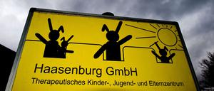 Dunkle Wolken über einem Schild des Kinder- und Jugendheims «Haus Babenberg» der Haasenburg GmbH am 07.11.2013 in Jessern (Brandenburg). 