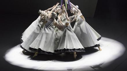Fäden spinnen: Der zweite Akt von „Thinking Hands – Dance of Earth and Thread“ feiert die koreanische Knotenkunst