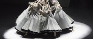 Fäden spinnen: Der zweite Akt von „Thinking Hands – Dance of Earth and Thread“ feiert die koreanische Knotenkunst