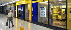 Rutschgefahr: Viele Kunden der Postbank haben Schwierigkeiten, an ihr Geld zu kommen. Probleme gibt es bereits seit Jahresanfang.
