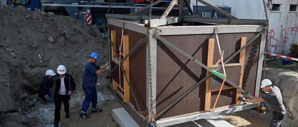 Eine archäologische Sensation wird in einer Transportbox mit einem mobilen Kran an ihren endgültigen Standort auf der Fischerinsel transportiert. 