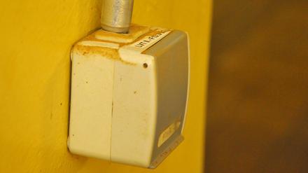 Einen Lichtschalterdienst führte eine Schule ein, um Strom zu sparen. 