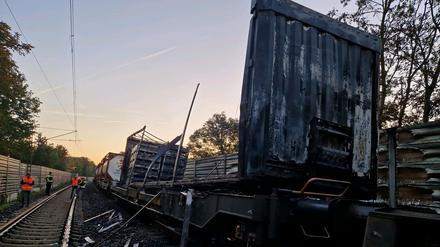 26.09.2023, Niedersachsen, Wunstorf: Beschädigte Waggons eines Güterzugs stehen nach einem Brand auf den Gleisen. 