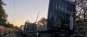 26.09.2023, Niedersachsen, Wunstorf: Beschädigte Waggons eines Güterzugs stehen nach einem Brand auf den Gleisen. 