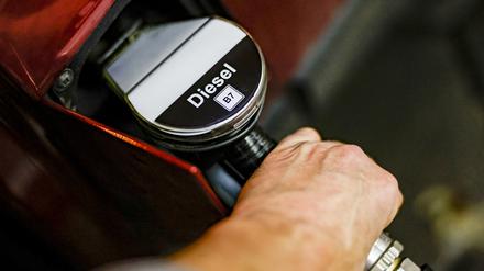 Schleswig-Holstein, Kiel: Die Zapfpistole an einer Tankstelle ist mit dem Schriftzug „Diesel B7“ versehen. (Archiv)
