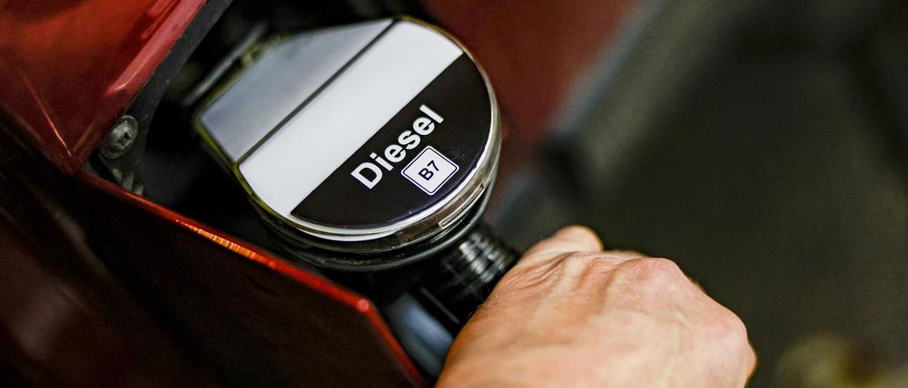 Schleswig-Holstein, Kiel: Die Zapfpistole an einer Tankstelle ist mit dem Schriftzug „Diesel B7“ versehen. (Archiv)
