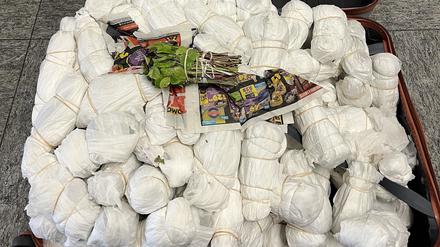 Mehrere Kilogramm der Droge Khat liegen in einem sichergestellten Koffer eines Mannes am Flughafen. Der 53-jährige mit norwegischer Staatsangehörigkeit hatte 46 Kilogramm der Ware in kleinen weißen Säckchen verpackt in zwei Koffern bei sich, wie die Kantonspolizei berichtete. Er war auf dem Weg von Südafrika nach Barcelona.