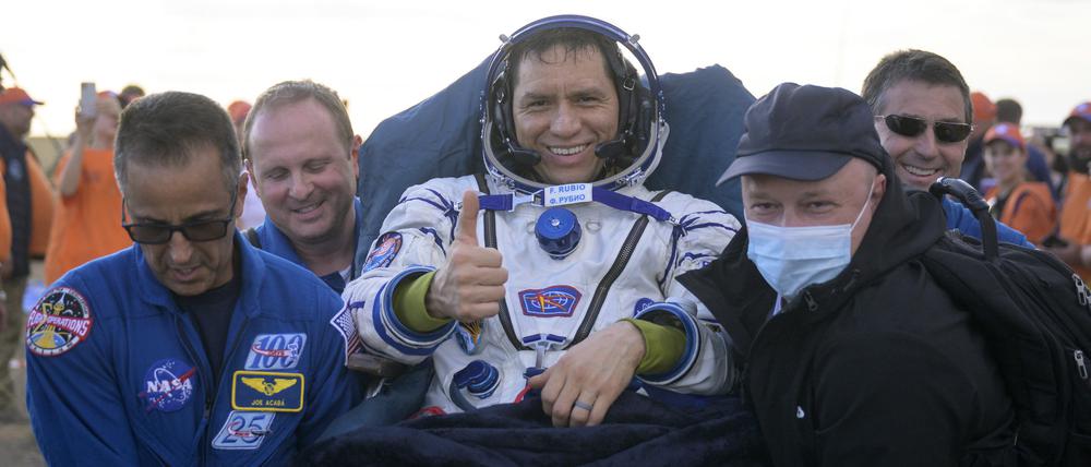 Der Astronaut Frank Rubio (M) wird zu einem Sanitätszelt getragen. Zusammen mit zwei russischen Kosmonauten verbrachte über ein Jahr im Weltall.
