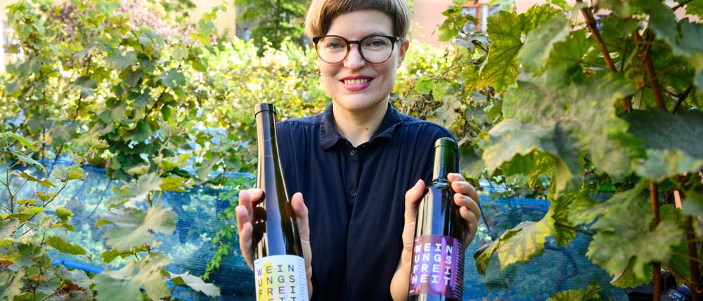 Annika Gerold (Grüne), Bezirksstadträtin in Kreuzberg, zwischen Weinstöcken am Viktoriapark auf dem Kreuzberg. In diesem Jahr erhält der Kreuzberger Wein einen neuen Namen: „Weinungsfreiheit“.