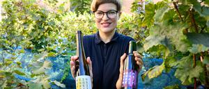 Annika Gerold (Bündnis 90/Die Grünen), Bezirksstadträtin für Verkehr, Grünflächen, Ordnung und Umwelt, steht zwischen Weinstöcken direkt neben Wohnhäusern am Viktoriapark auf dem Kreuzberg.