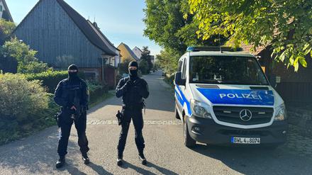 Mit einem Großeinsatz hat die Polizei in Kupferzell (Hohenlohekreis) das Verbot der rechtsextremistischen Vereinigung „Die Artgemeinschaft – Germanische Glaubens-Gemeinschaft wesensgemäßer Lebensgestaltung“ durchgesetzt. Am frühen Mittwochmorgen drangen Spezialeinsatzkommandos (SEK) in mehrere Gebäude der Vereinigung im Ortsteil Hesselbronn ein.