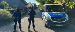 Mit einem Großeinsatz hat die Polizei in Kupferzell (Hohenlohekreis) das Verbot der rechtsextremistischen Vereinigung „Die Artgemeinschaft – Germanische Glaubens-Gemeinschaft wesensgemäßer Lebensgestaltung“ durchgesetzt. Am frühen Mittwochmorgen drangen Spezialeinsatzkommandos (SEK) in mehrere Gebäude der Vereinigung im Ortsteil Hesselbronn ein.