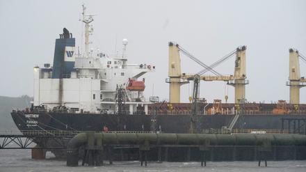 Ermittler haben vor der irischen Küste ein Frachtschiff beschlagnahmt, auf dem sich etwa 2,2 Tonnen Kokain im Wert von rund 150 Millionen Euro befanden. Es ist der größte Drogenfund in der Geschichte des Landes.