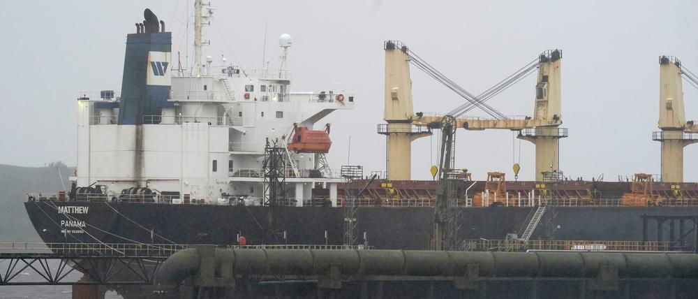 Ermittler haben vor der irischen Küste ein Frachtschiff beschlagnahmt, auf dem sich etwa 2,2 Tonnen Kokain im Wert von rund 150 Millionen Euro befanden. Es ist der größte Drogenfund in der Geschichte des Landes.