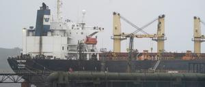 Ermittler haben vor der irischen Küste ein Frachtschiff beschlagnahmt, auf dem sich etwa 2,2 Tonnen Kokain im Wert von rund 150 Millionen Euro befanden. Es ist der größte Drogenfund in der Geschichte des Landes.