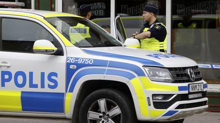 Die Polizei steht in Sandviken, etwa 162 Kilometer nordwestlich von Stockholm, vor einer Kneipe. 